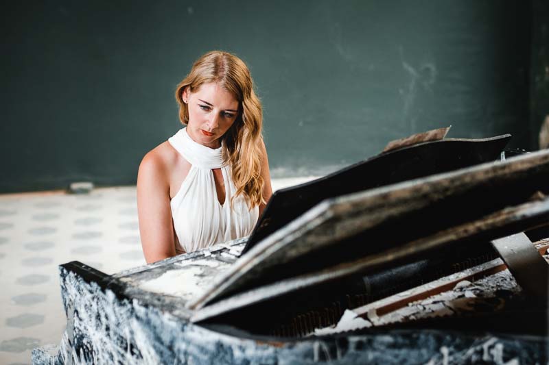 Lady on lost piano